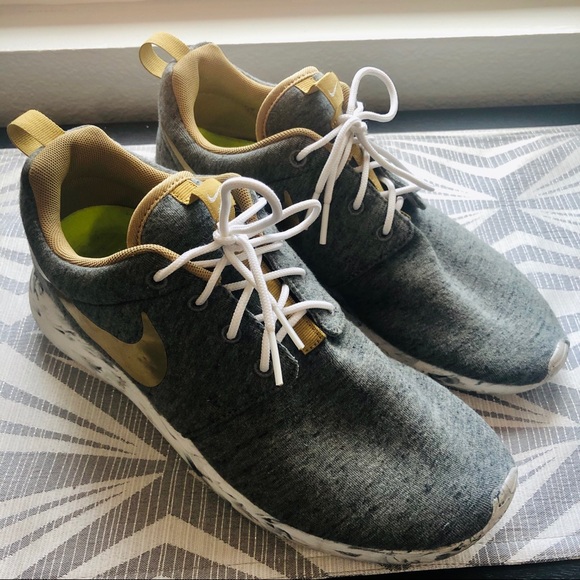 Custom Nike Roshe Sneakers - Picture 2 of 6